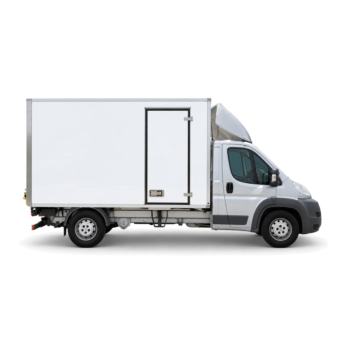 Fiat Ducato CargoLift Kastenwagen mit Hebebühne mieten in Muttenz bei Basel – Seitenansicht mit Seitentür